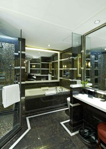 a large bathroom with a tub and a sink at Kempinski Hotel Shenzhen in Shenzhen