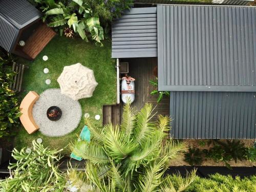 Κήπος έξω από το Tiny home, Outdoor bath, Infrared Sauna, Fire pit