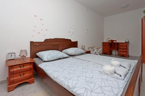 Apartments with parking space Senj - 21500
