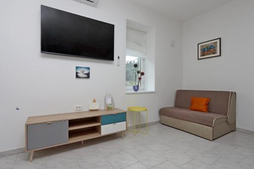 Apartments with parking space Senj - 21500