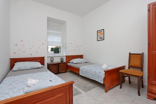 Apartments with parking space Senj - 21500