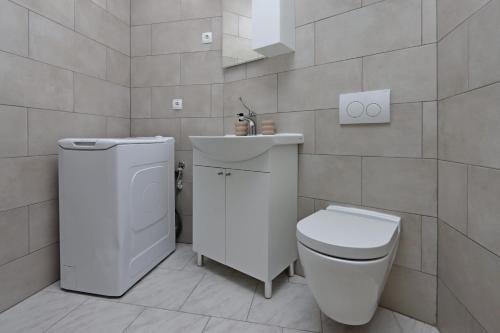 Apartments with parking space Senj - 21500