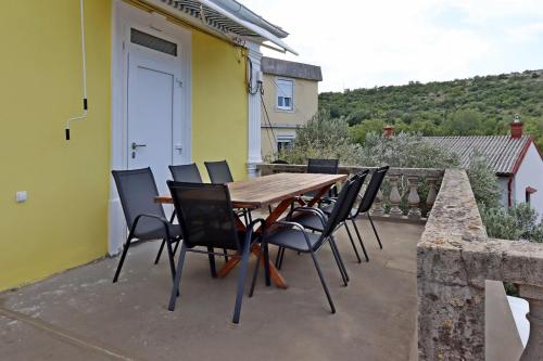 Apartments with parking space Senj - 21500