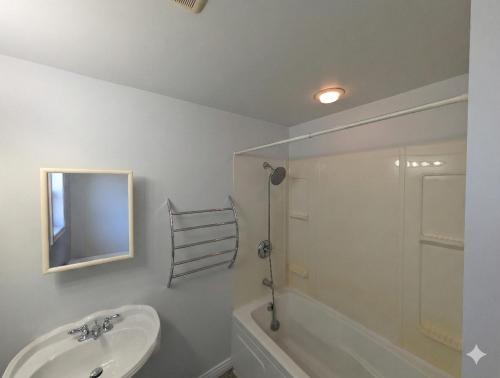 Ένα μπάνιο στο Executive Suite 2 Bedroom Serviced Apartment