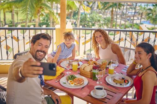 Clientes alojados en Grand Fiesta Americana Los Cabos All Inclusive Golf & Spa