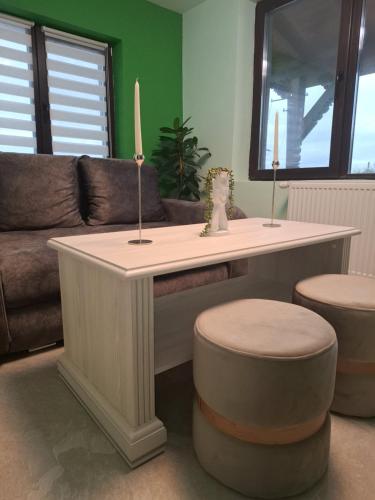 un soggiorno con un tavolo e un divano di Popas La Vintu 