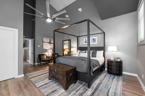 Postel nebo postele na pokoji v ubytování Lake Norman Getaway