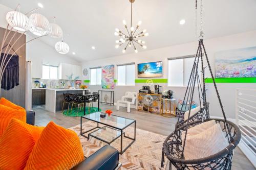 Χώρος καθιστικού στο E- Classy NoHo Oasis 2-Units, U-Studios 15m