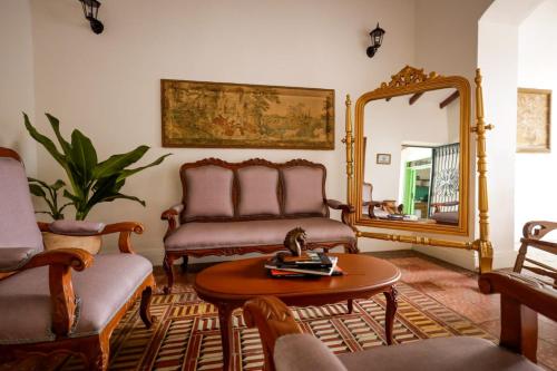 a living room with a couch and a mirror at La Casa de Isa in Cali