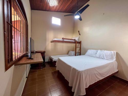 En eller flere senge i et værelse på Conforto e praia a poucos passos