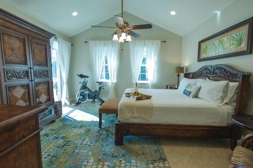 Ένα ή περισσότερα κρεβάτια σε δωμάτιο στο Villa Piloto, Spacious 3BR Heated Pool