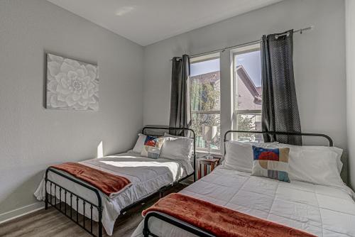 a bedroom with two beds and a window at Elegant 3 BED Home Walk To Riverwalk/Pearl/St Mary in San Antonio