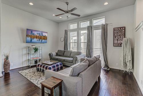 a living room with a couch and a table at Elegant 3 BED Home Walk To Riverwalk/Pearl/St Mary in San Antonio