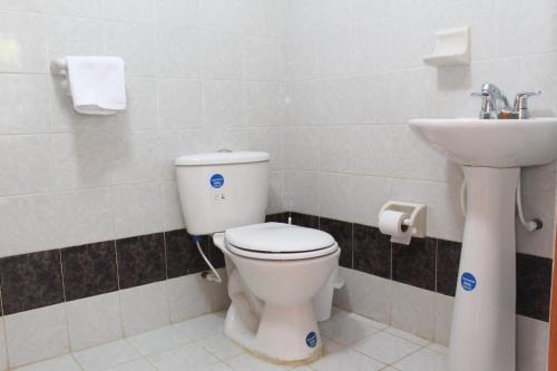 a bathroom with a toilet and a sink at Casa moderna con piscina privada, Jacuzzi, Melgar Tolima in Melgar