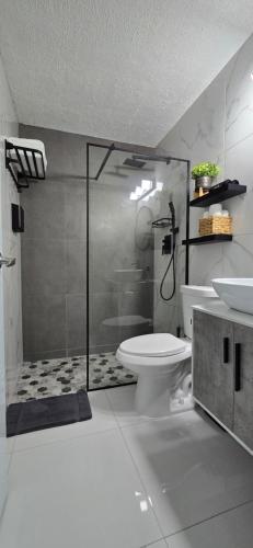 Ένα μπάνιο στο The Yellow Spot Apartments