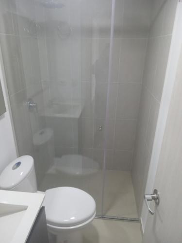 La mejor ubicación y tú mejor opción en Paipa في بايبا: حمام ابيض مع مرحاض ودش