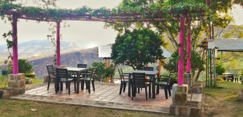 YaguaráEscapada en Domo con Paisajes Increíbles的凉棚下一组桌椅