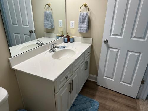 Ένα μπάνιο στο The Red Nest at High Rock Lake