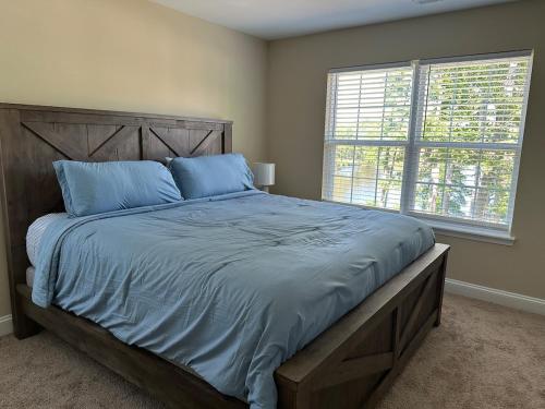 Ένα ή περισσότερα κρεβάτια σε δωμάτιο στο The Red Nest at High Rock Lake