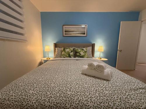 En eller flere senge i et værelse på Lovely Vacation Home 2BR in MTL!