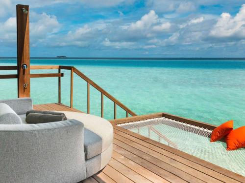 ein Wohnzimmer mit Blick auf das Meer in der Unterkunft SO/ Maldives in Süd-Malé-Atoll