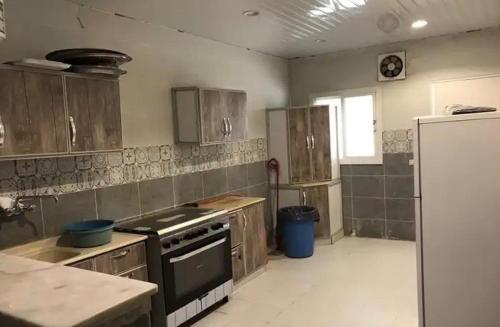 eine Küche mit Herd und Kühlschrank in der Unterkunft VIP Villa in Quai