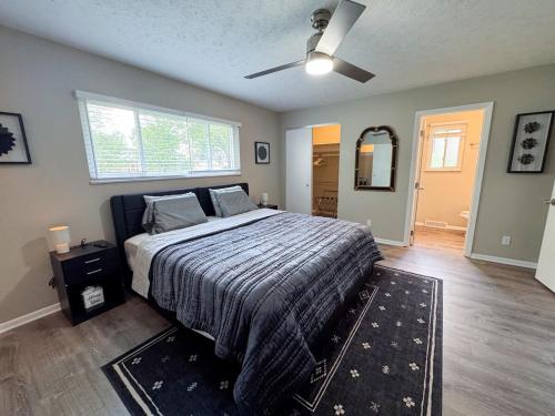 Ένα ή περισσότερα κρεβάτια σε δωμάτιο στο 3BR Retreat near BrewDog, games, and lots of space