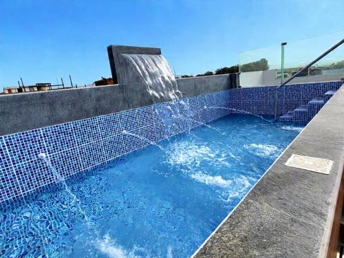 La alberca dentro o cerca de Miel de Luna