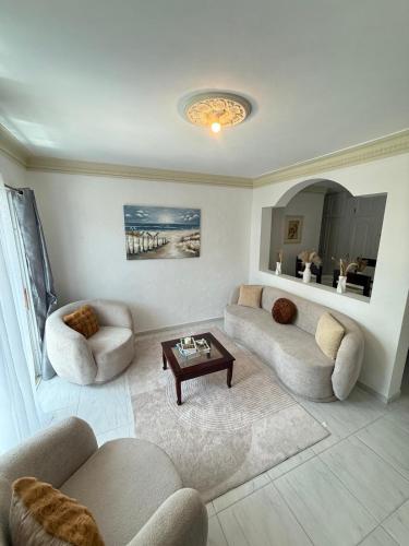 Χώρος καθιστικού στο Spacious 3BR Apartment with AC