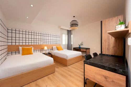 Luxury Stays in Cairo Festival City في القاهرة: غرفة فندقية بسريرين ومكتب