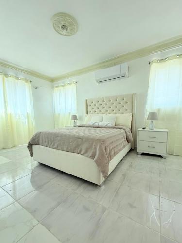 Ένα ή περισσότερα κρεβάτια σε δωμάτιο στο Spacious 3BR Apartment with AC