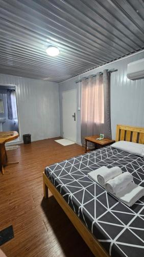 een slaapkamer met een groot bed in een kamer bij Rooms in Apo-estin in Cangatuyom
