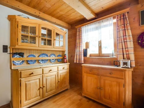 una cucina con armadi in legno e una finestra di Chalet in Jochberg near Thurn Pass Skiing a Jochberg