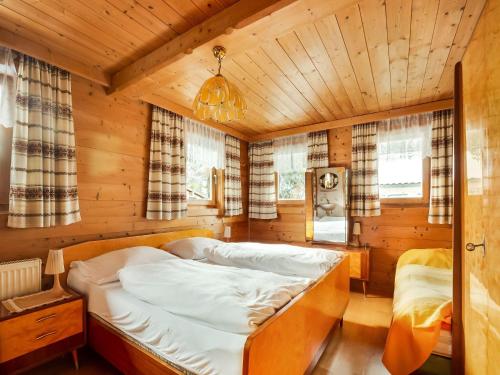 una camera da letto con un letto in una stanza di legno di Chalet in Jochberg near Thurn Pass Skiing a Jochberg