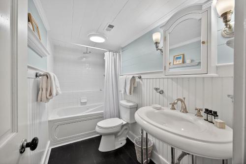 een witte badkamer met een toilet en een wastafel bij PW1369: 1369 Pelican Watch in Seabrook Island