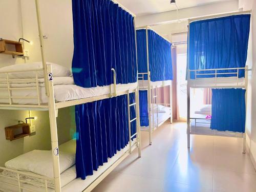 Ένα ή περισσότερα κρεβάτια σε δωμάτιο στο Bed Station Hostel & Pool Bar Hội An " Former Sunflower"