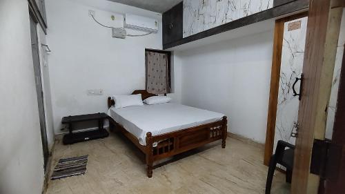 Postel nebo postele na pokoji v ubytování Pranav residency