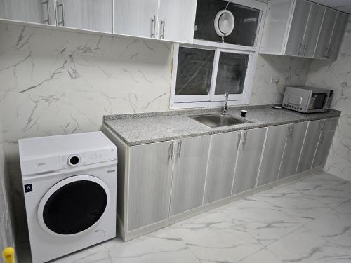 Kuchyň nebo kuchyňský kout v ubytování Modern Queen Room, Dubai City View, Private & Peaceful, 2 mint walk to Dubai