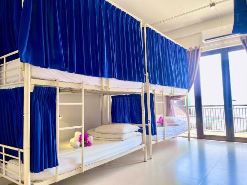 Ένα ή περισσότερα κρεβάτια σε δωμάτιο στο Bed Station Hostel & Pool Bar Hội An " Former Sunflower"