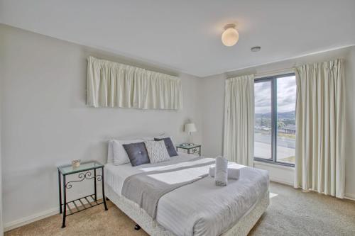 Un pat sau paturi într-o cameră la Georges Bay Luxury