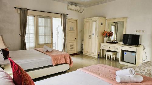 Ένα ή περισσότερα κρεβάτια σε δωμάτιο στο Surokarsan 9 House Yogyakarta