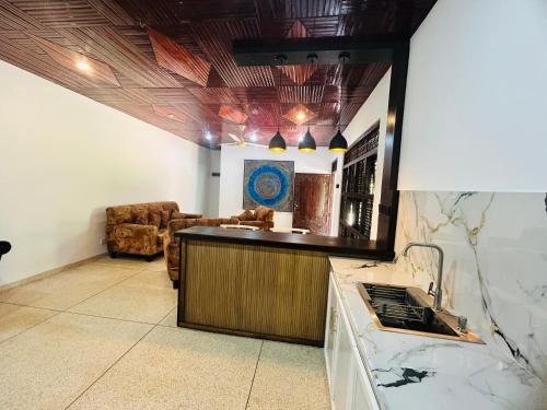 Η κουζίνα ή μικρή κουζίνα στο Kalugala kanda villa