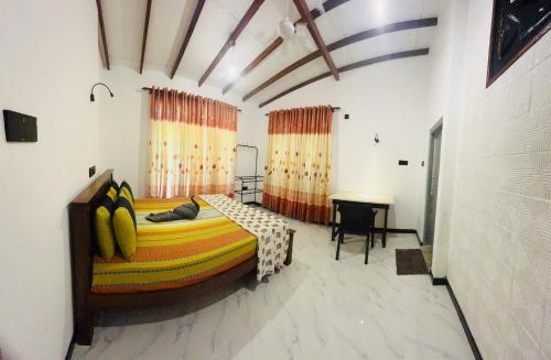 Ένα ή περισσότερα κρεβάτια σε δωμάτιο στο Kalugala kanda villa