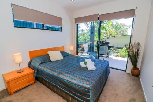 Baywatch unit 2 at 1770 في سفنتين سيفينتي: غرفة نوم بها سرير عليه منشفتان