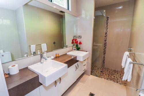 Baywatch unit 2 at 1770 في سفنتين سيفينتي: حمام مع مغسلتين ودش