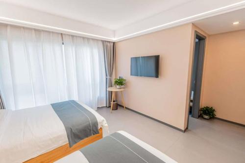 Et tv og/eller underholdning på Shan T ao Inn & 山韬 t ao客栈& English reception -Ticket service -Tourism planing -Fresh coffee- western breakfast