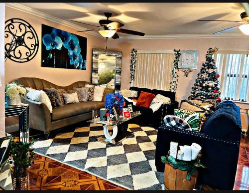 una sala de estar con un árbol de Navidad. en Cozy home, en Pompano Beach