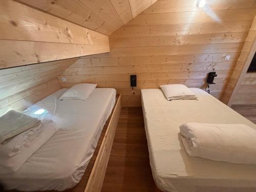 2 letti in una piccola camera con pareti in legno di Appartement rénové T2 mezzanine Formiguères, 10 pers, proche commerces - FR-1-758-46 a Formiguères