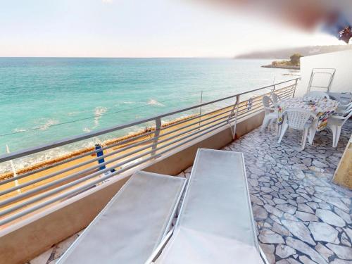 Joli 2P climatisé avec terrasse face à la mer près du centre