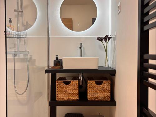 bagno con lavandino e 2 specchi di Appartement rénové T2 mezzanine Formiguères, 10 pers, proche commerces - FR-1-758-46 a Formiguères